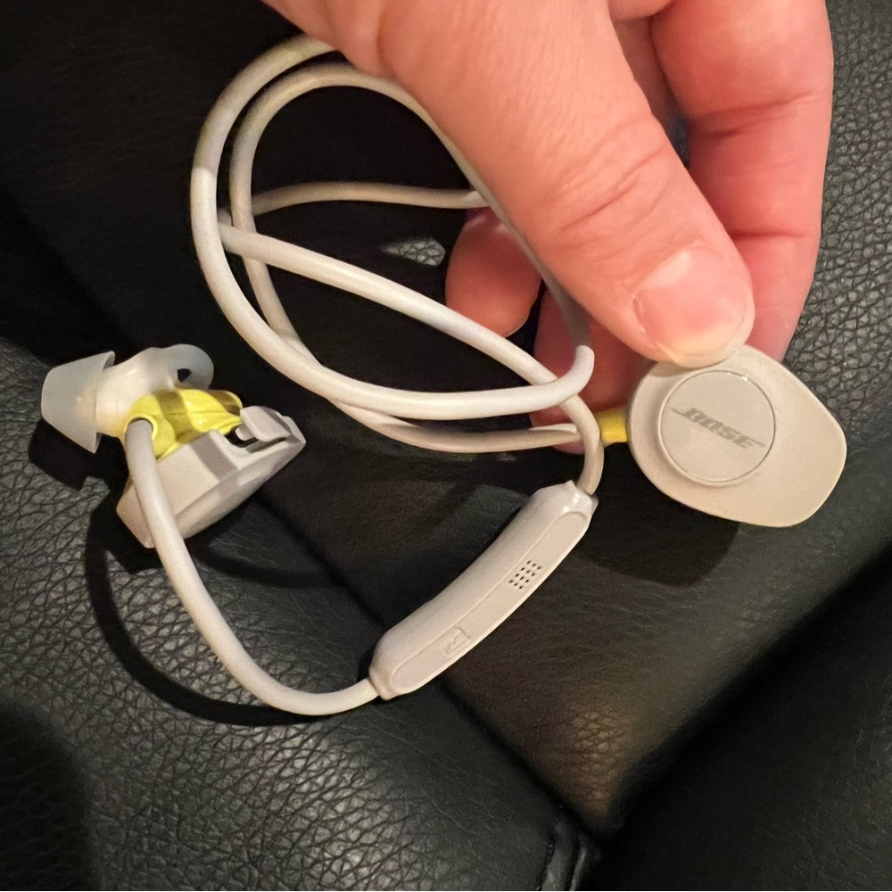 BOSE Wireless Bluetooth SoundSport Headphone USED